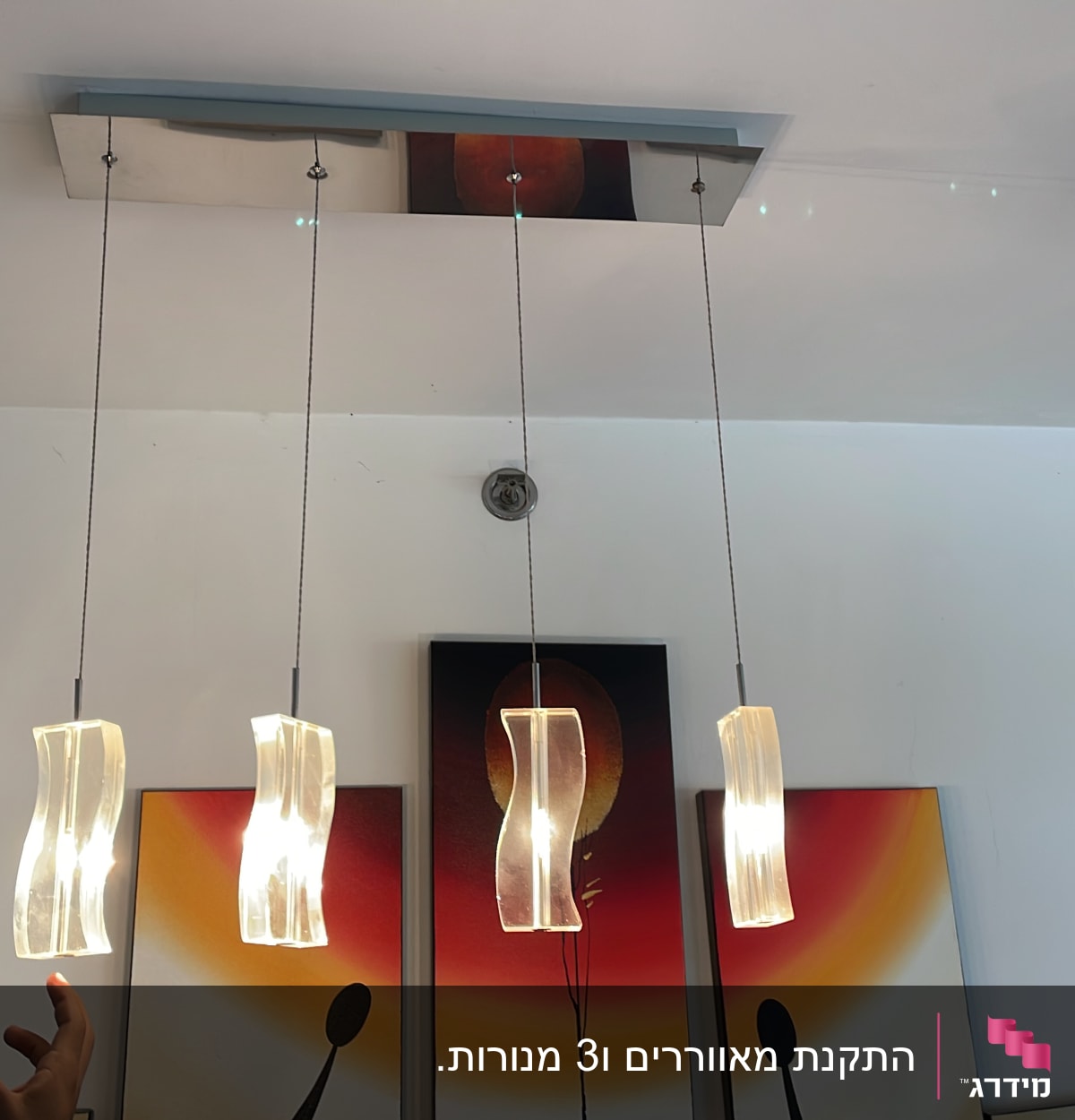 מנורות תלויות מהתקרה עם יד של חשמלאי